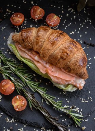 Круасан з лососем (200 г)