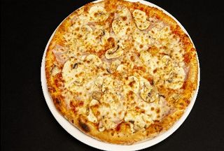 Pizza Prosciutto e Funghi 32