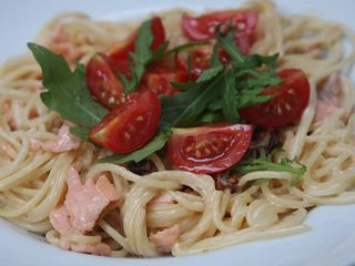 Лингуини с пушена сьомга и сушени домати (350г)