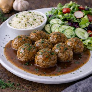 Pulpety w sosie pieczeniowym z surówką