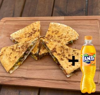 Кесадия с пилешко (400г) + Фанта Портокал (500мл)