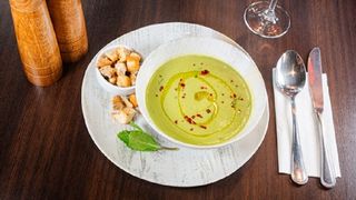 Supa crema de mazare cu menta si ghimbir, crutoane picante