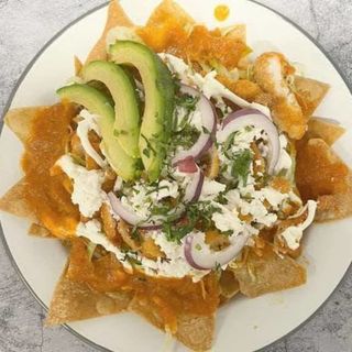 Chilaquiles con Pollo Crujiente
