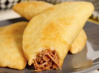 Empanada de carne mechada