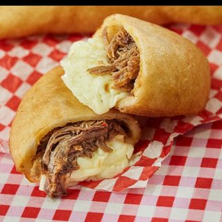 Empanada De Carne Mechada Con Queso