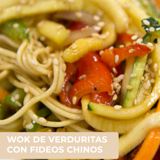 WOK de verduritas y fideos chinos con vinagreta de soja y sésamo
