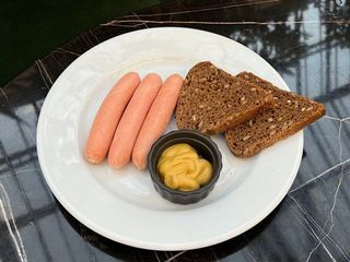 Сосиски молочні з пряно-зерновим хлібом та гірчицею 300г