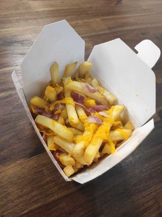 Patatas fritas con Cheddar y Bacón