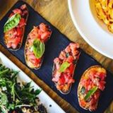 Брускети с домати, босилек и чесън (180гр.)