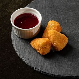 Камамбер фрі з ягідним соусом