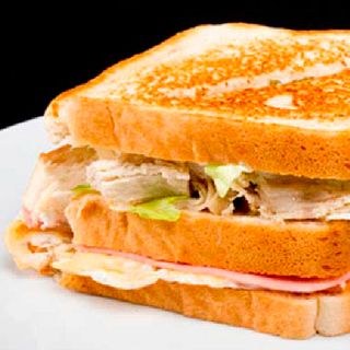 Sándwich De Pollo De Tres Plantas