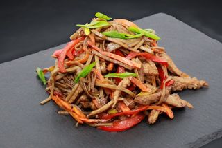 Гречана локшина з телятиною (300г)