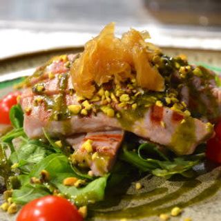Tagliata di tonno con crema al pistacchio e cipolla caramellata 