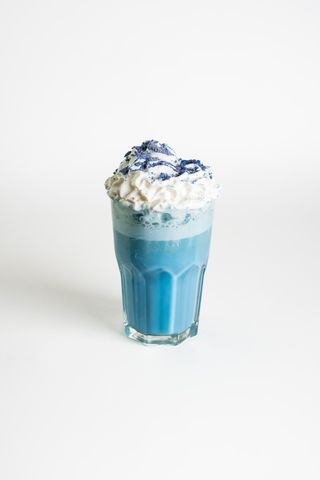 Матча синяя милкшейк