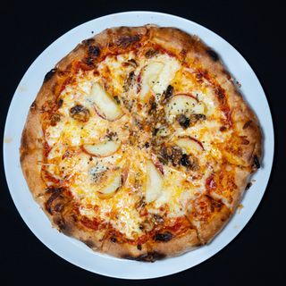 Pizza Quattro Formaggi cu Brânză de Burduf, Mere  și Nuci