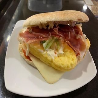 Mollete Club Con Tortilla, Tomate, Queso, Lechuga, Jamón Y Mahonesa