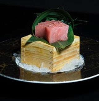 320 Sashimi maguro