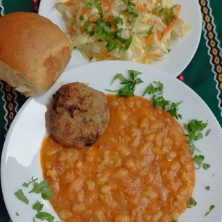 Меню боб на фурна с пържено постно кюфте 