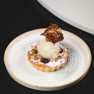 Kramble od višnje i pistaća sa sladoledom od vanille