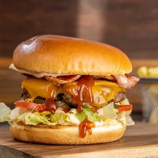 Angus Bacon & Cheese Burger cu cartofi prăjiți și salată coleslaw 750g