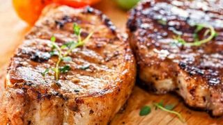 Свински билкови карета с печен картоф и BBQ сос (450г)