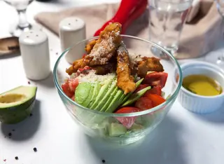 Salată cu pui și avocado