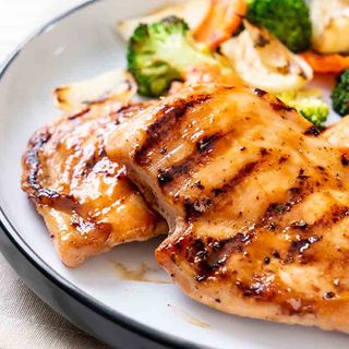 Мариновано пилешко филе на скара + гарнитура  3 вида по-избор