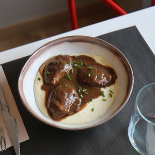 Carrilleras Al Vino Tinto Con Parmentier De Patata