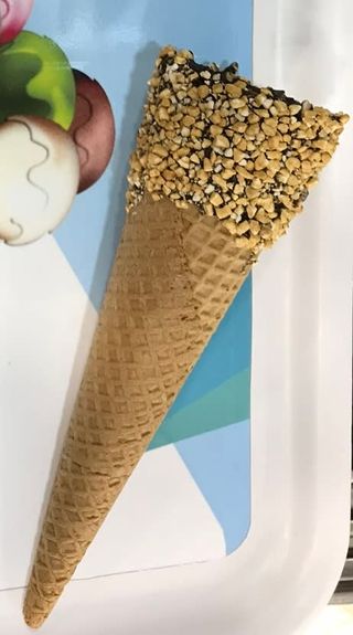Cono con granella di nocciola vuoto