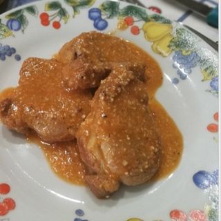 Carne con salsa de almendras (ración 370 Cc.)