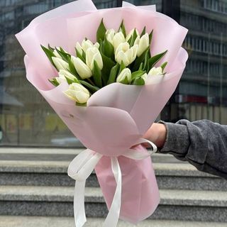 15 білих класичних тюльпанів