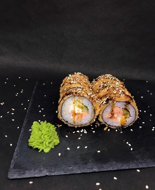 Горячий рол з лососем