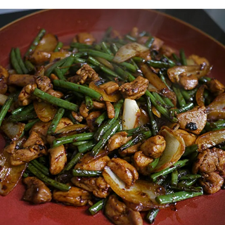 Pollo con Pimientos Verdes & Salsa Tou Si