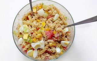Pasta con ensalada y huevos
