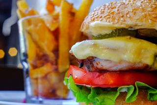 Pileći filet burger sa sirom