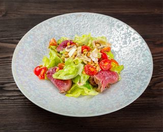 Salată Butterhead cu mușchi de vițel, roșii cherry, ciuperci champignon și nuci de pin