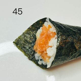 45. Spicy salmone temaki