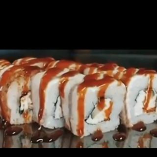 California owijana węgorzem/sałatka krabowa/tobiko/ostry majo/sos kabajaki