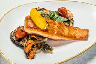 Сьомга филе със зеленчуци на скара (380г)