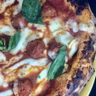 Pizza ragù e polpette 