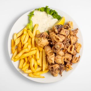 Pržene lignje s prilogom