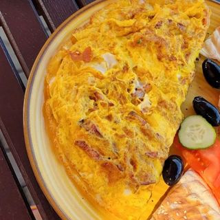 Omletă cu şuncă si mozzarella