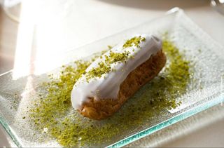 Еклер з солоним сирним кремом і фісташками