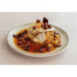 Huevos rotos con chistorra