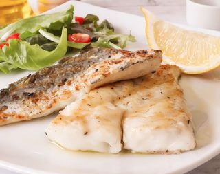 Merluza a la plancha con patata panadera y refrito