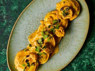 Grandi cappelli de pollo de corral y ciruela en salsa del chef con gambón