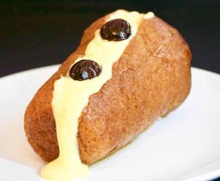 Babà farcito con crema chantilly