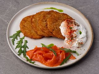 Деруни зі слабосоленим лососем