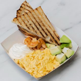 Ouă scramble la alegere cu Creveți / cu pește Somon 