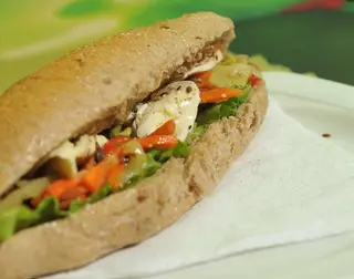 Sendvič sa Mozzarella sirom i grilovanim povrćem